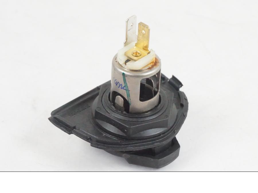 Snett uppifrån på El uttag 12 V från en KTM 390 Adventure -2021 motorcykel.