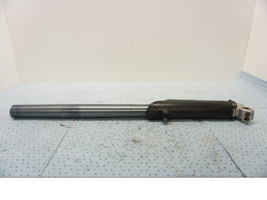 Baksidan på Gaffelben från en KTM 640 LC4 -2002 motorcykel.