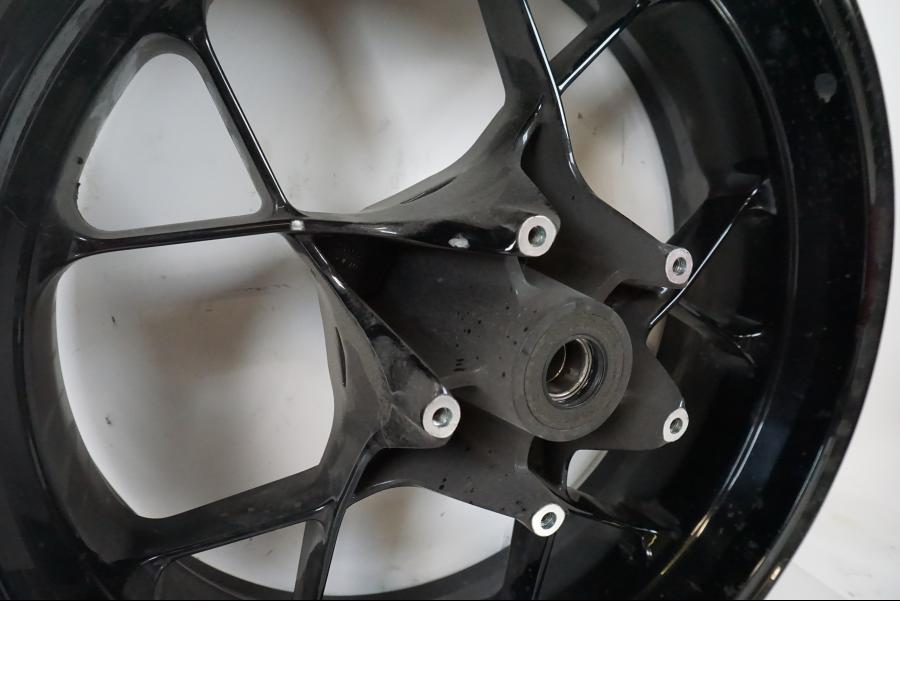 Snett uppifrån på Fälg från en KTM 790 Duke -2019 motorcykel.