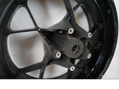 Snett uppifrån på Fälg från en KTM 790 Duke -2019 motorcykel.