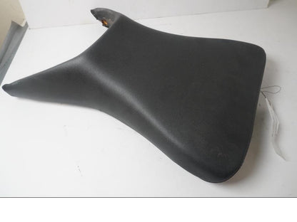 Baksidan på Sadel från en Triumph Daytona 650 -2005 motorcykel.