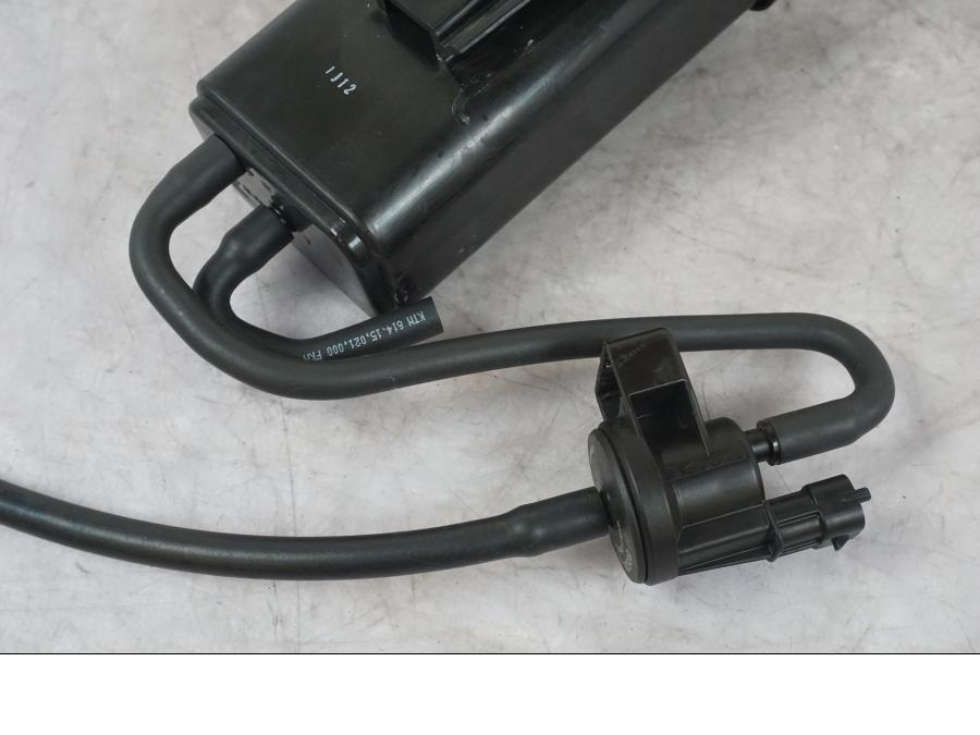 Snett nerifrån på Fuel Evap System från en KTM 1290 Super Duke R -2022 motorcykel.