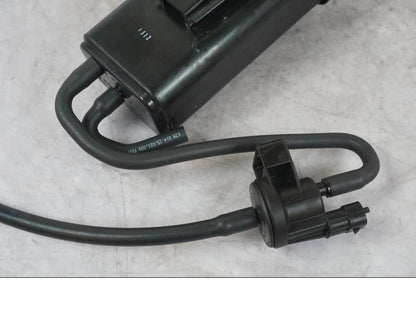 Snett nerifrån på Fuel Evap System från en KTM 1290 Super Duke R -2022 motorcykel.