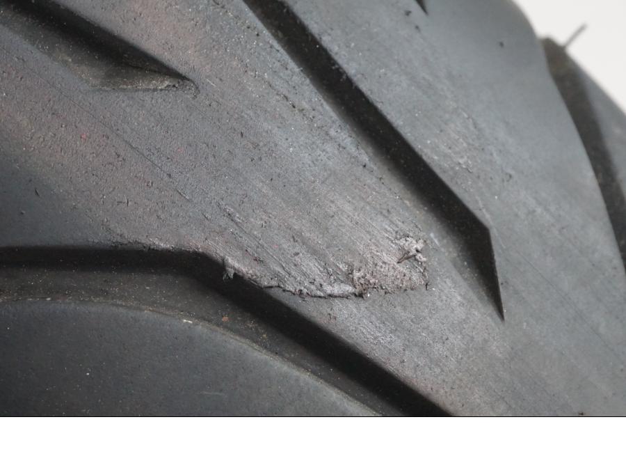 Extrabild3 på <p>Begagnad däck av märket Dunlop och modell Arrowmax StreetSmart.</p>

<p>Märke från inbromsning se bild.</p>

<p>Dimension 130/70-17 M/C 62H. </p>

<p>Mönsterdjup ca: 5,10mm.</p>

<p>Mönsterdjup yttre kant ca: 5,50mm.</p>

<p>Tillv: vecka 40 år 2018.</p> moped.