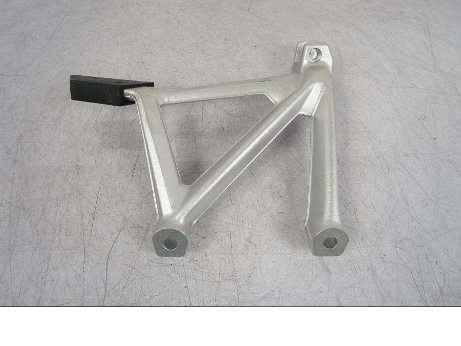 Höger sida på Fotpinnefäste från en BMW R 1250 GS -2023 motorcykel.