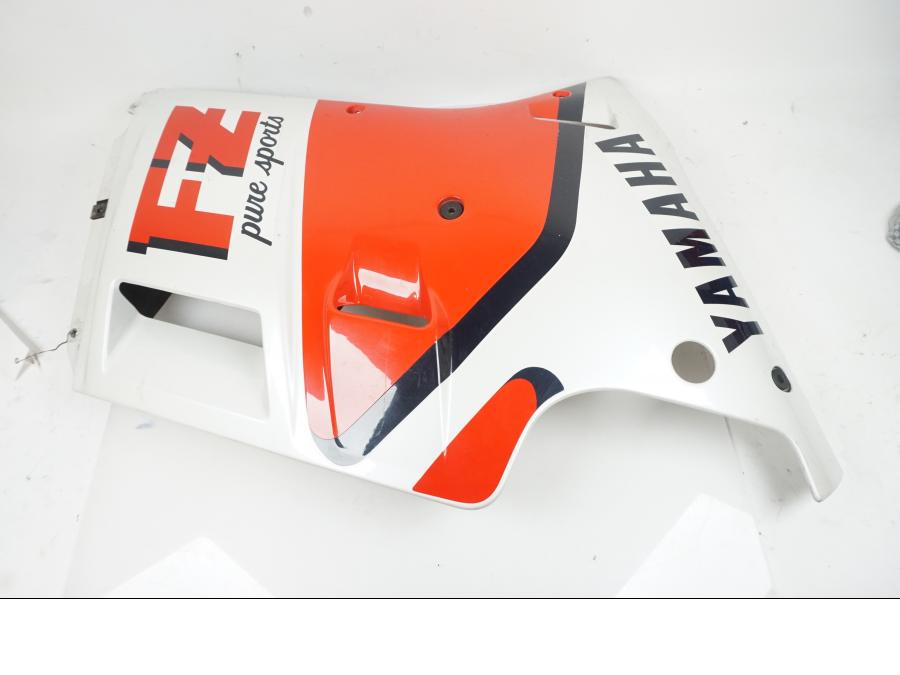 Framsidan på Sidkåpa från en Yamaha FZ 750 -1988 motorcykel.