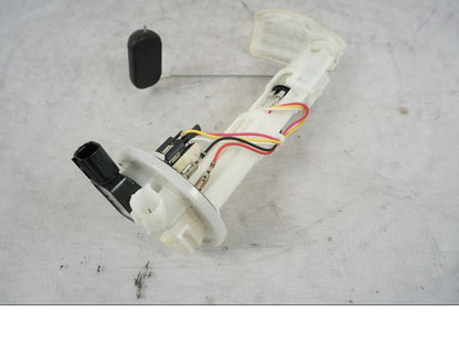 Höger sida på Bensinpump insprut från en Yamaha MT 125 -2017 motorcykel.