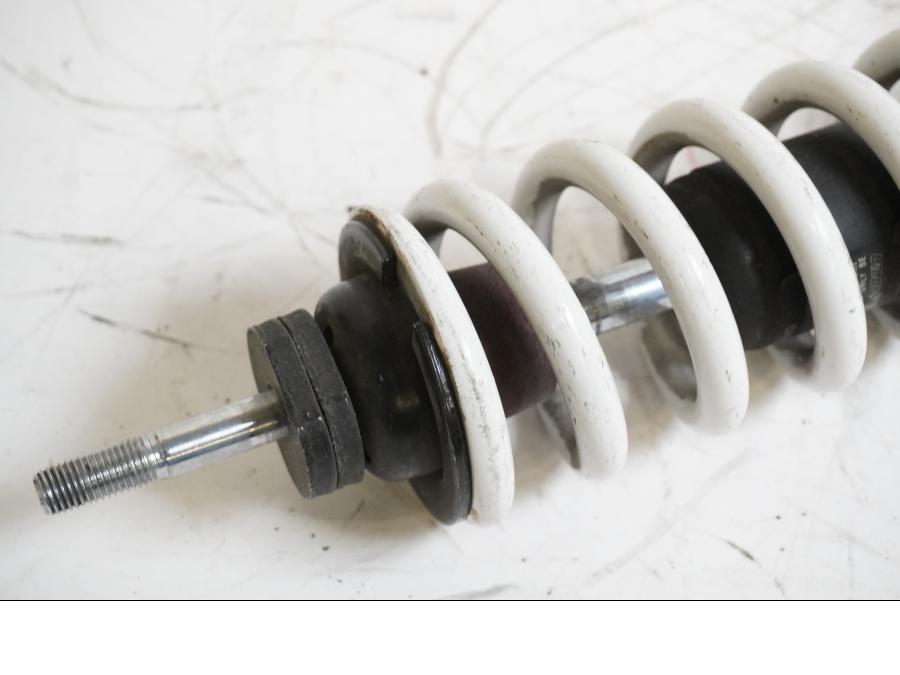 Baksidan på Stötdämpare från en BMW K 1200 RS -2002 motorcykel.