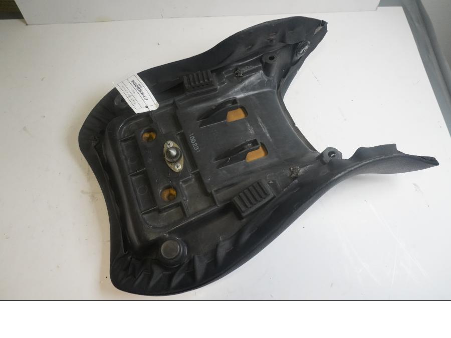 Höger sida på Sadel från en Suzuki TL 1000 S -1997 motorcykel.