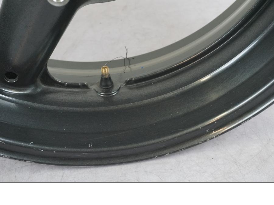 Extrabild1 på Fälg från en Suzuki GSX 1300 RX -1999 motorcykel.