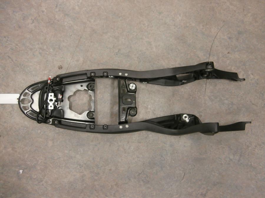 Vänster sida på Bakram från en Ducati Monster 696 -2013 motorcykel.