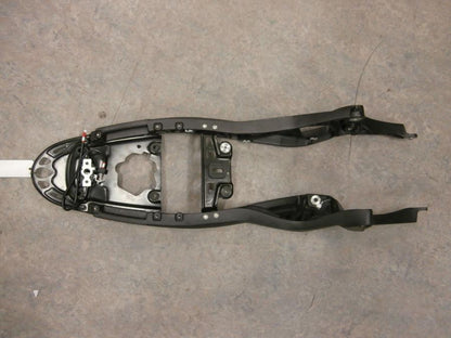 Vänster sida på Bakram från en Ducati Monster 696 -2013 motorcykel.