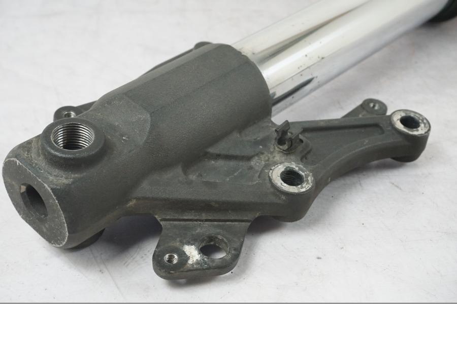 Baksidan på Gaffelben från en Triumph Tiger Explorer -2013 motorcykel.