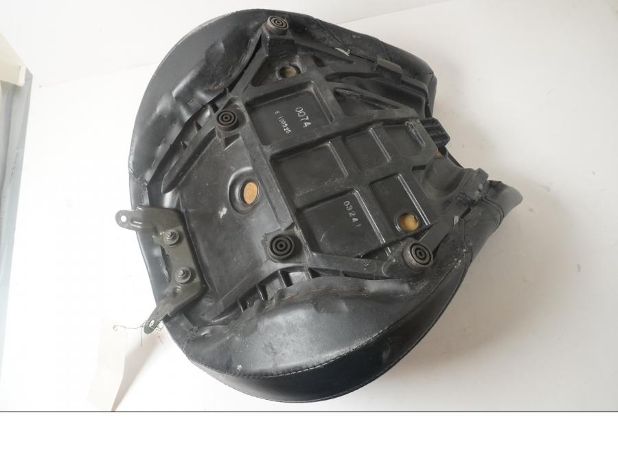 Höger sida på Sadel från en Kawasaki VN 2000 -2006 motorcykel.