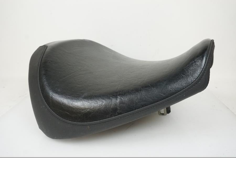 Höger sida på Sadel från en Yamaha XVS 950 -2010 motorcykel.