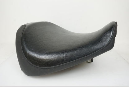 Höger sida på Sadel från en Yamaha XVS 950 -2010 motorcykel.