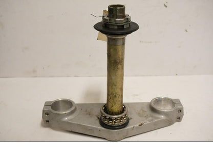 Framsidan på Gaffelkrona från en Triumph Sprint ST -2005 motorcykel.