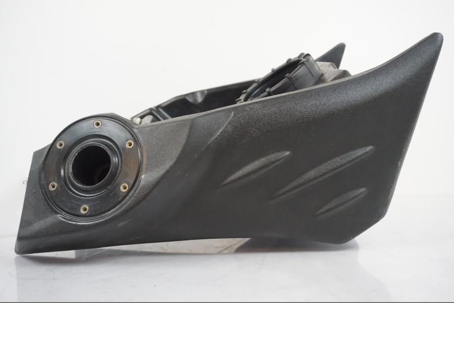 Baksidan på Bensintank från en BMW F 650 CS -2002 motorcykel.