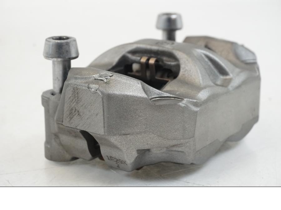 Snett uppifrån på Bromsok från en Triumph Speed Triple -2021 motorcykel.