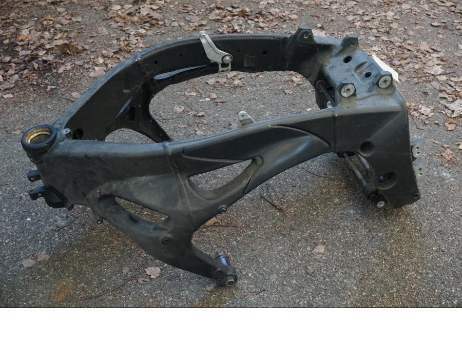 Höger sida på Ram från en Yamaha YZF 1000 R1 -2009 motorcykel.