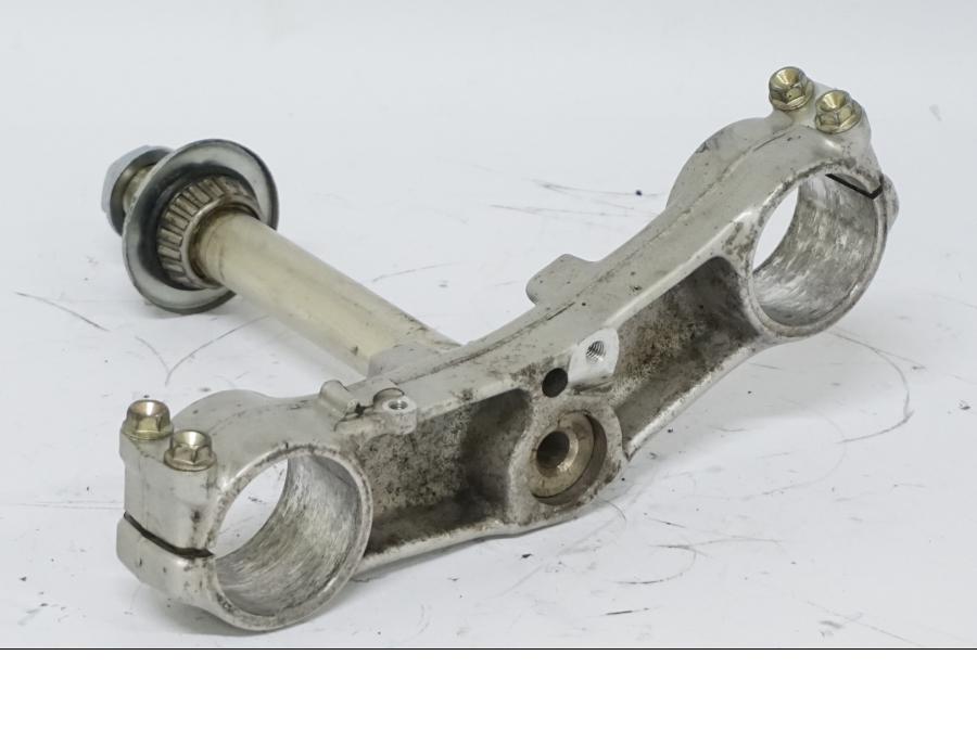 Snett nerifrån på Gaffelkrona från en Honda CBR 900 RR -2002 motorcykel.