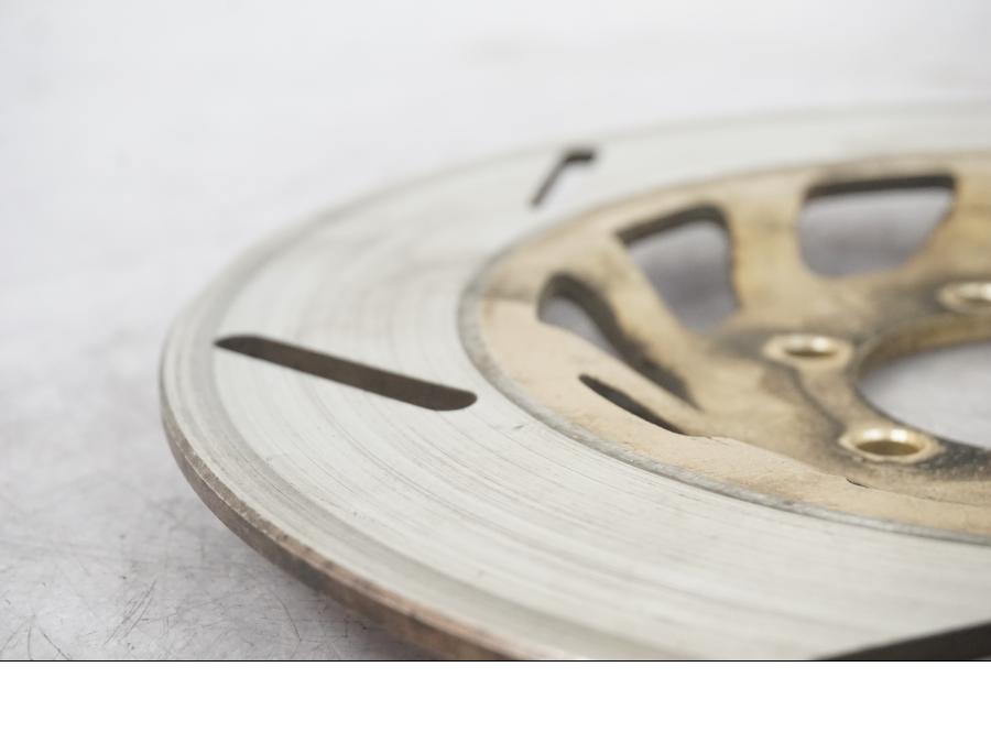 Baksidan på Bromsskiva från en Yamaha XV1000 -1983 motorcykel.