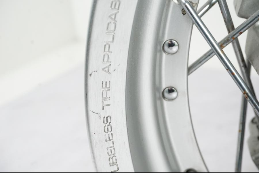 Snett nerifrån på Fälg från en Yamaha XV 1100 -1996 motorcykel.