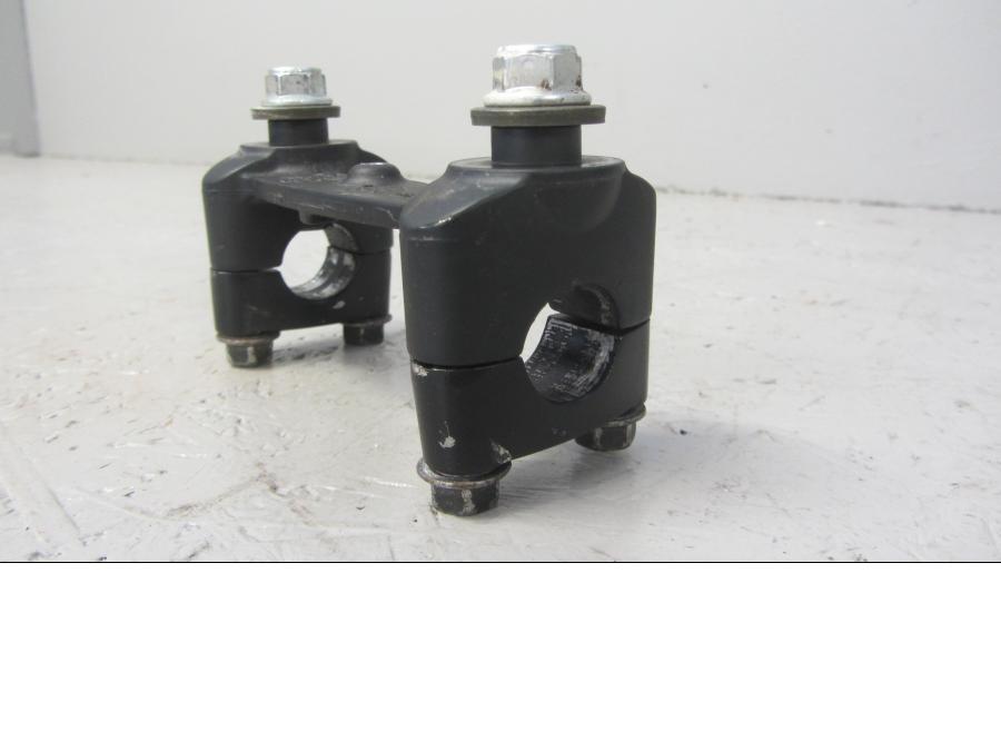 Baksidan på Styrfäste från en Suzuki LTA 750 XP E -2009 motorcykel.