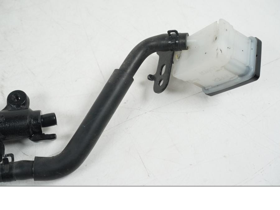 Vänster sida på Bromshuvudcylinder från en Honda CB 650 F Hornet -2017 motorcykel.