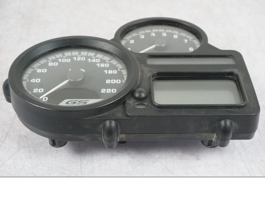 Baksidan på Instrumentpanel från en BMW R 1200 GS -2005 motorcykel.