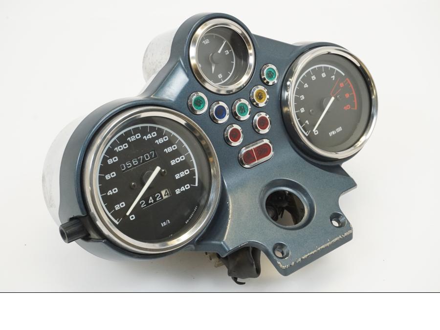 Framsidan på Instrumentpanel från en BMW R 1150 R -2002 motorcykel.