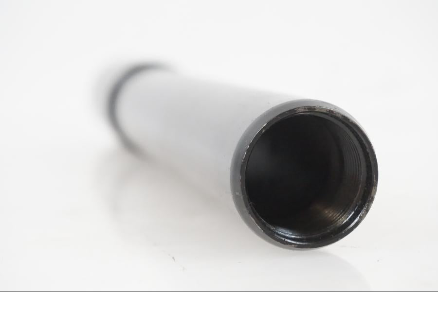 Snett nerifrån på Hjulaxel från en KTM 790 Duke -2019 motorcykel.