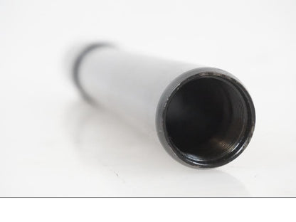 Snett nerifrån på Hjulaxel från en KTM 790 Duke -2019 motorcykel.