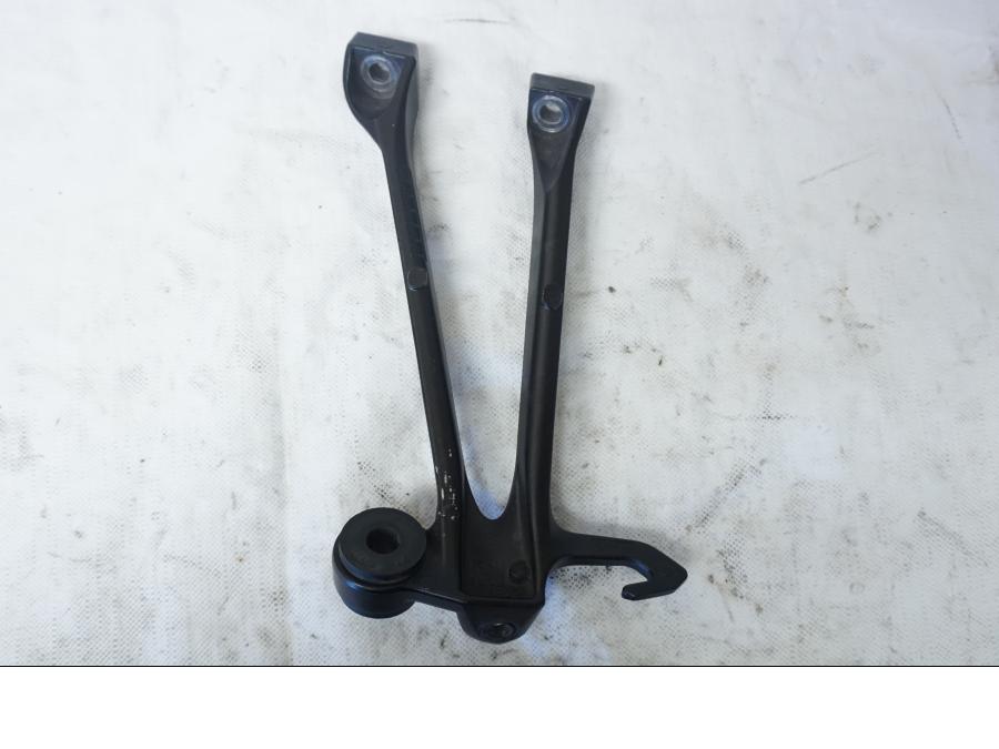 Baksidan på Fotpinnefäste från en Suzuki GSX-R 1000 -2009 motorcykel.