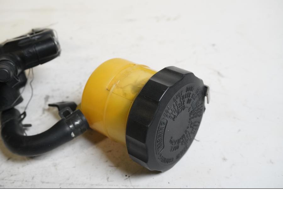 Baksidan på Bromshuvudcylinder från en BMW S 1000 RR -2010 motorcykel.