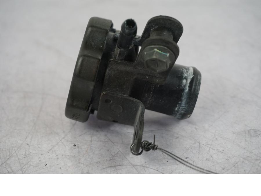 Baksidan på Vattenpåfyllning från en Suzuki VZ 800 -2000 motorcykel.