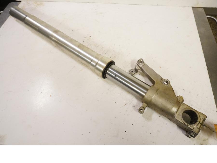 Framsidan på Gaffelben från en Suzuki GSX-R 750 -1996 motorcykel.