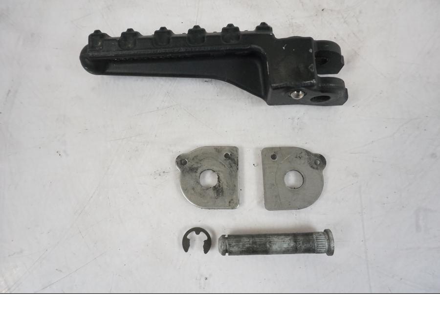 Framsidan på Fotpinne från en KTM 1290 Super Duke -2019 motorcykel.