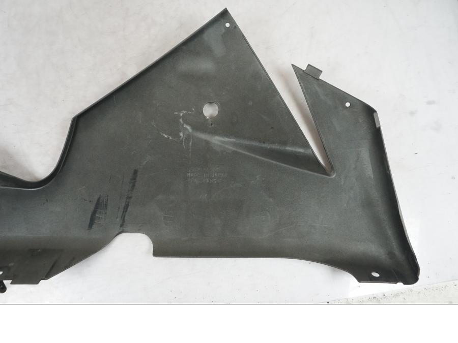 Snett nerifrån på Magkåpa från en Kawasaki ZX-10R -2005 motorcykel.