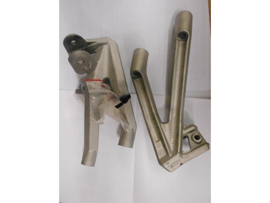 Baksidan på Fotpinnefäste från en KTM RC8 -2008 motorcykel.