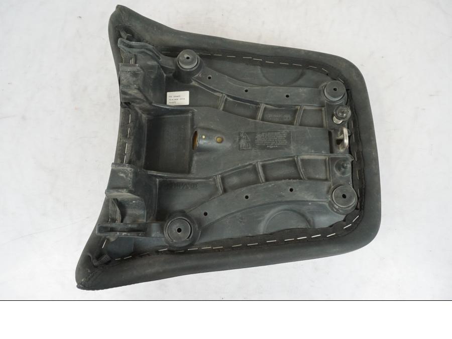 Snett uppifrån på Sadel från en Triumph Tiger Explorer -2013 motorcykel.