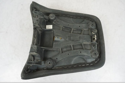 Snett uppifrån på Sadel från en Triumph Tiger Explorer -2013 motorcykel.