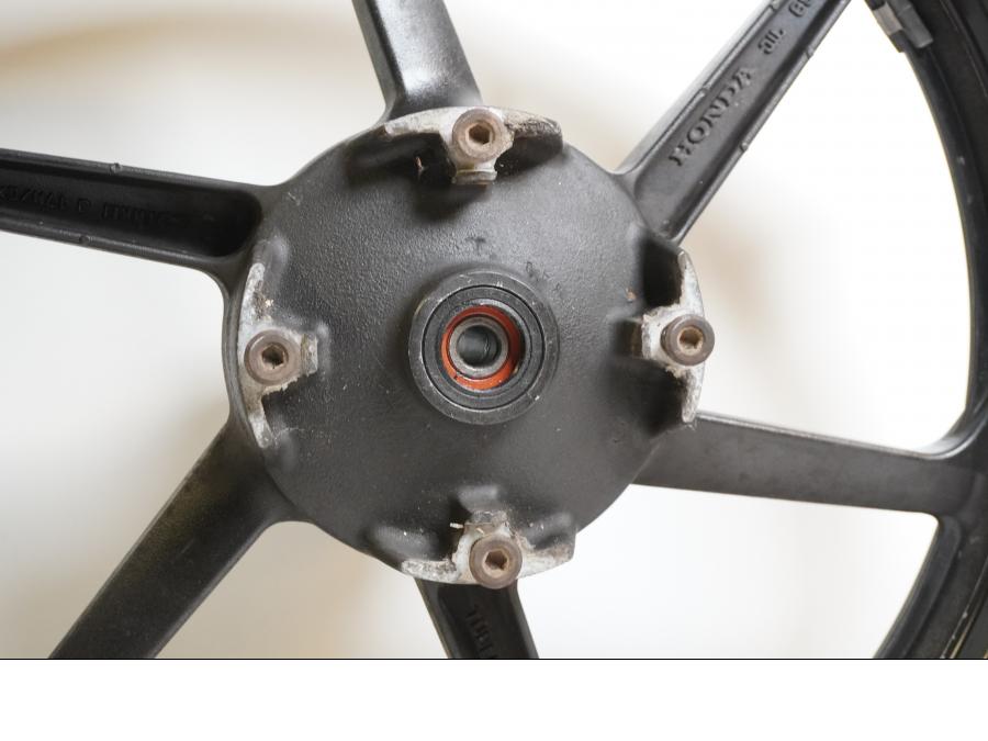 Baksidan på Fälg från en Honda CBR 125 R -2008 motorcykel.