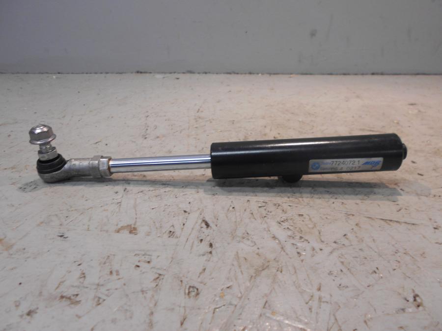 Framsidan på Styrdämpare från en BMW K 1600 -2015 motorcykel.