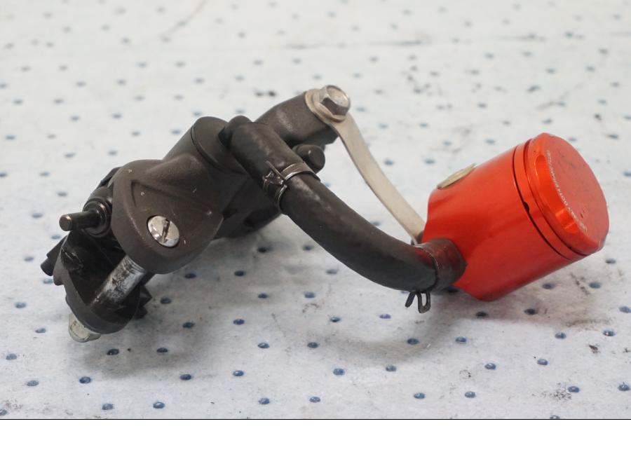 Framsidan på Bromshuvudcylinder från en Honda CBR 1000 RR -2011 motorcykel.