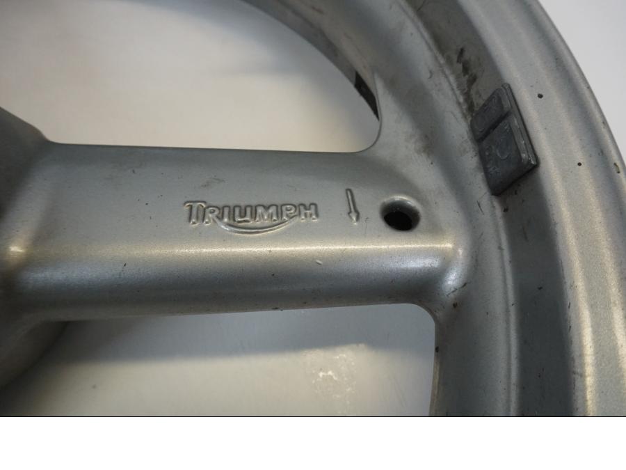Baksidan på Fälg från en Triumph Rocket III -2005 motorcykel.