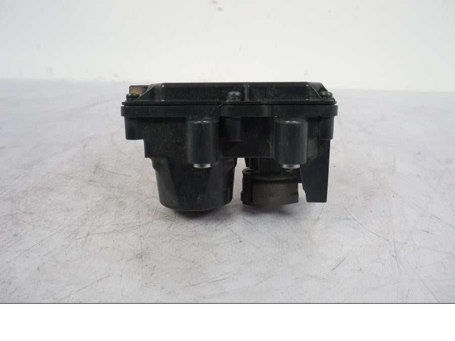 Baksidan på Avgasspjällmotor från en KTM 1290 Super Duke R -2021 motorcykel.