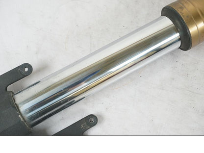 Höger sida på Gaffelben från en Triumph Tiger Explorer -2013 motorcykel.