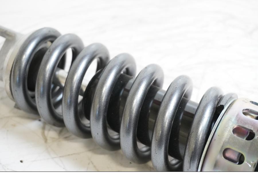 Höger sida på Stötdämpare från en Suzuki GSF 650 -2011 motorcykel.