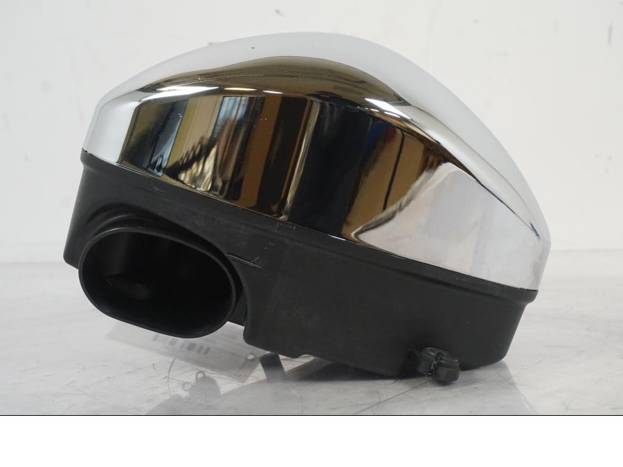 Snett nerifrån på Luftburk från en Suzuki VZR 1800 -2009 motorcykel.